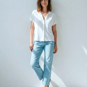 Blusa Blanca Con Botones Frontales Y Manga Corta